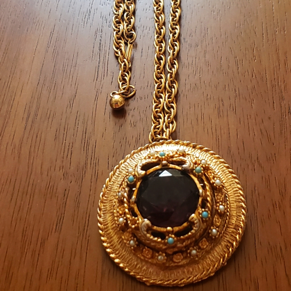 Beautiful Vintage Gold Tone With Big Purple Stone Pendant  Necklacle